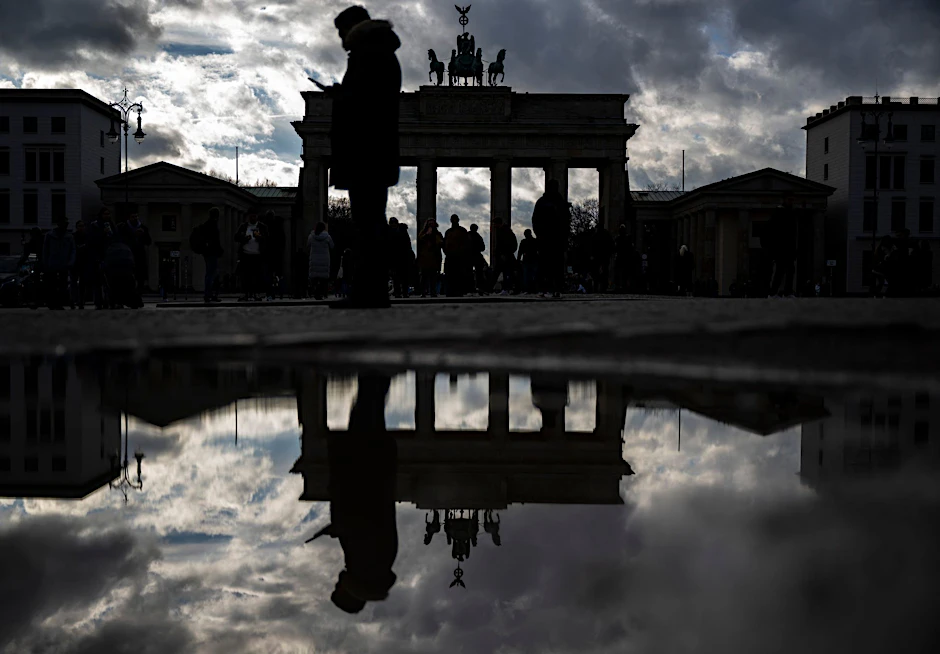 ARCHIV - Das Brandenburger Tor spiegelt sich in einer Pfütze.  d