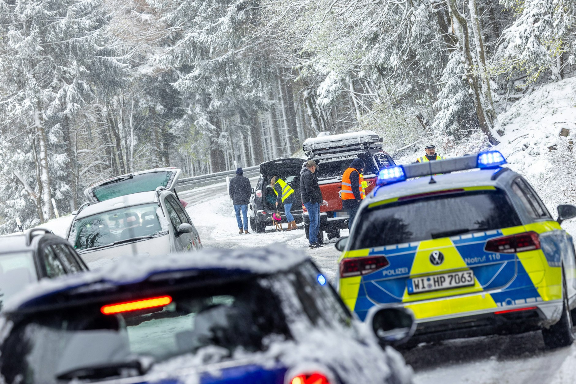 Wie hier im Taunus führte der späte Wintereinbruch in einigen Teilen Deutschlands zu Verkehrsunfällen und erheblichen Verkehrsbehinderungen. 