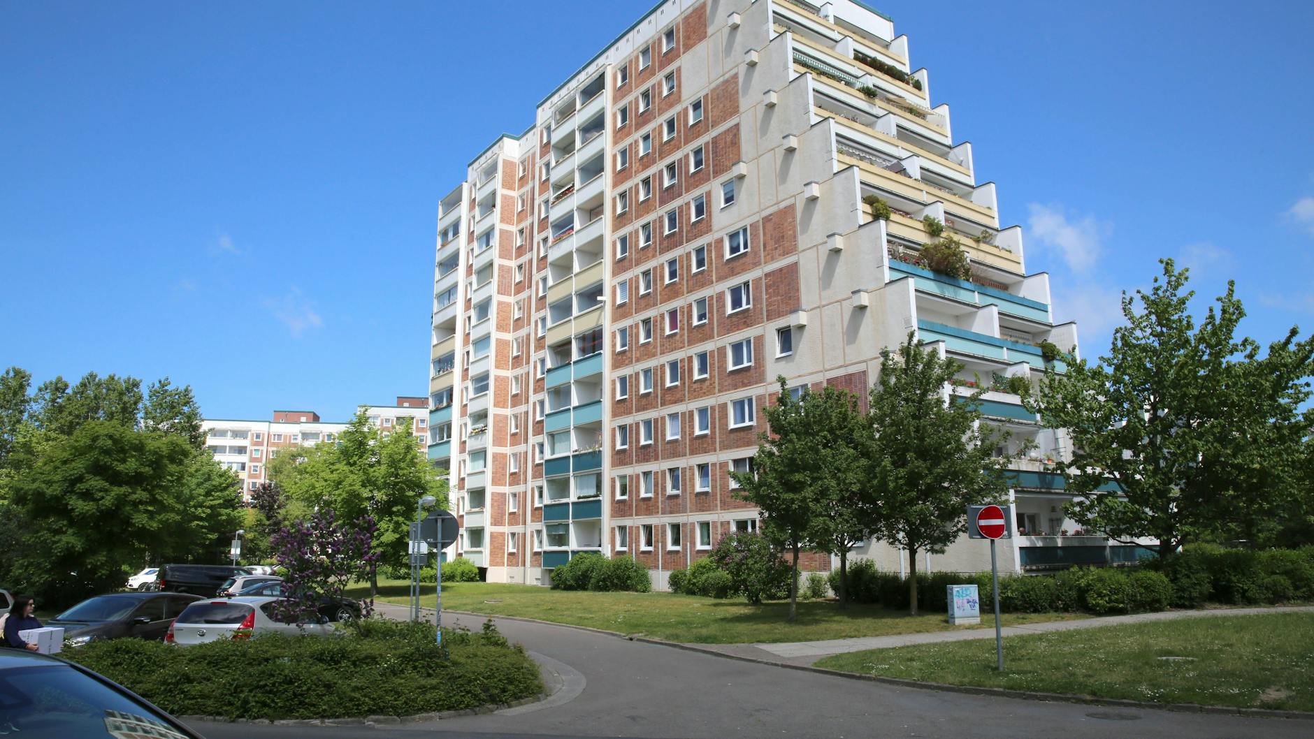 Das Terrassenhaus in Rostock-Evershagen bot einst bis zu 4000 Menschen ein Zuhause. Mittlerweile steht es unter Denkmalschutz.