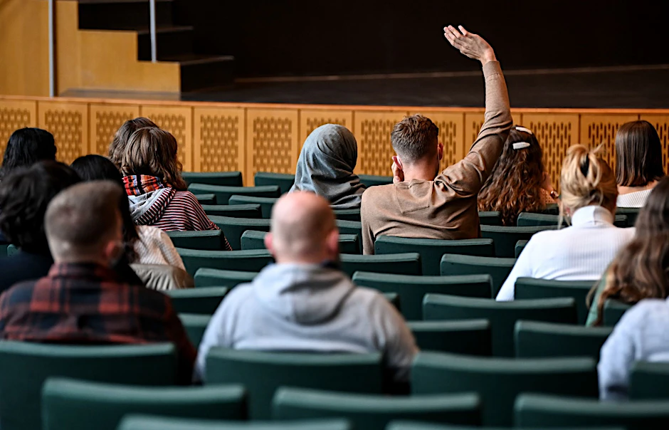 ARCHIV - Studenten sitzen im Audimax der Freien Universität Berlin.  dpa/Archivbild