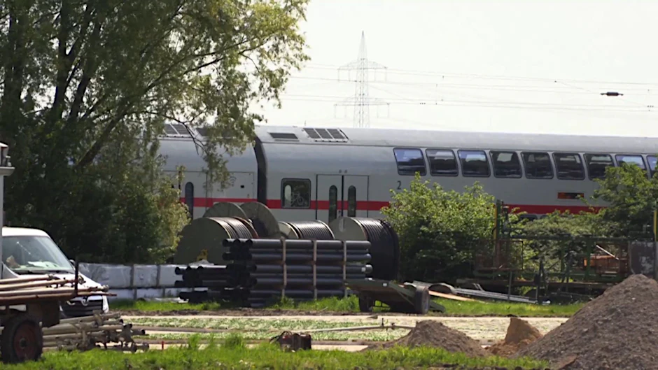 ARCHIV - Ein Intercity-Zug war im Mai 2023 in Hürth in eine Gruppe von Arbeitern gefahren, zwei von ihnen kamen ums Leben.  