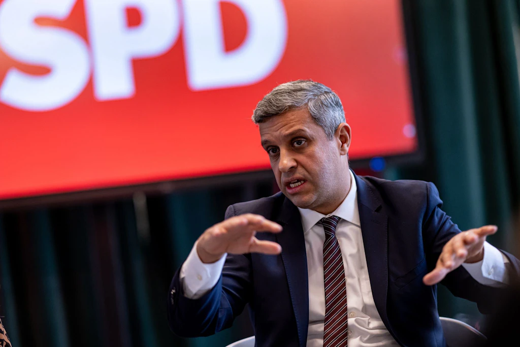 Berlin SPD'nin en güçlü adamı ve onunla birlikte olan parti titriyor