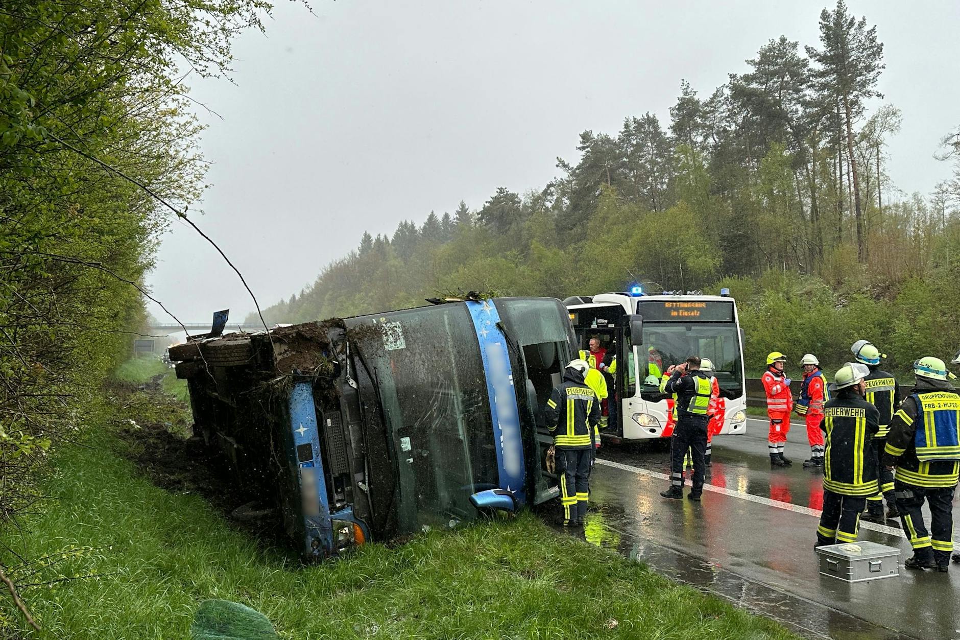 Ein Reisebus mit Schülern ist am Sonntagmorgen auf der Autobahn 45 im Sauerland umgestürzt.