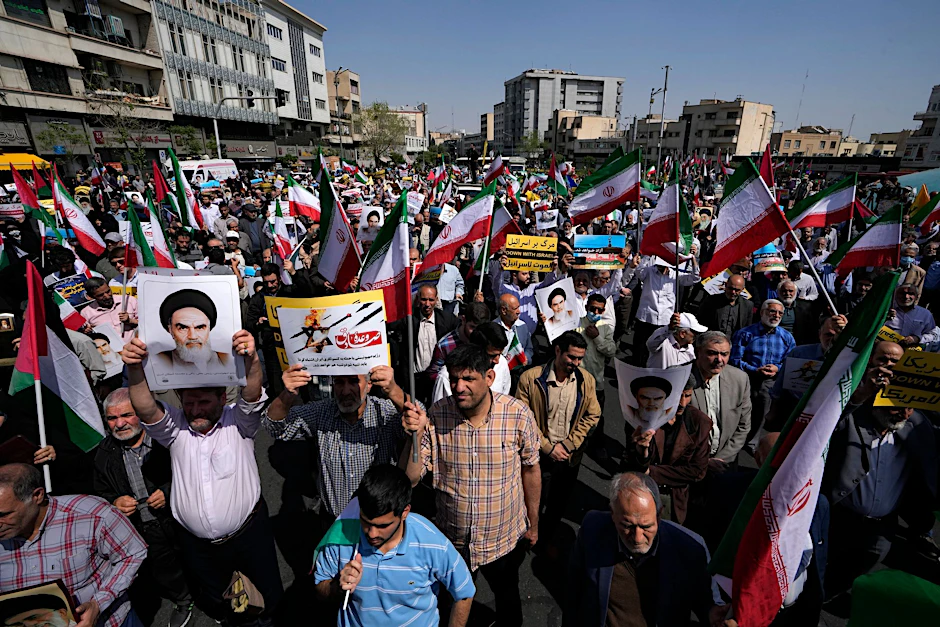 Iranische Gläubige nehmen an einer anti-israelischen Versammlung in Teheran teil.  
