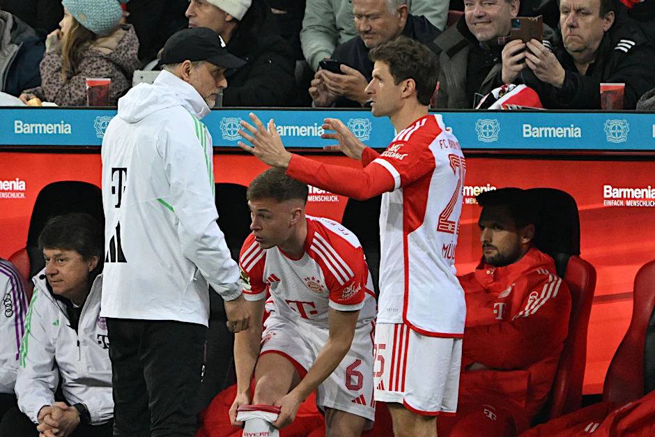 ARCHIV - Trainer Thomas Tuchel (l) hatte für Thomas Müller in der Offensive gegen den FC Arsenal keinen Platz.  