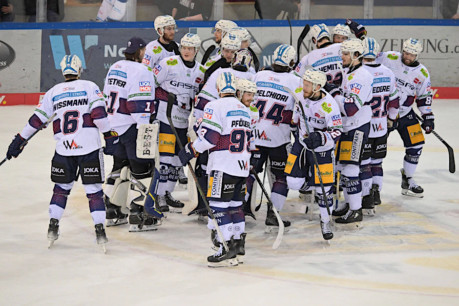 Die Eisbären Berlin bejubeln ihren Overtime-Sieg bei den Fishtown Pinguins Bremerhaven.