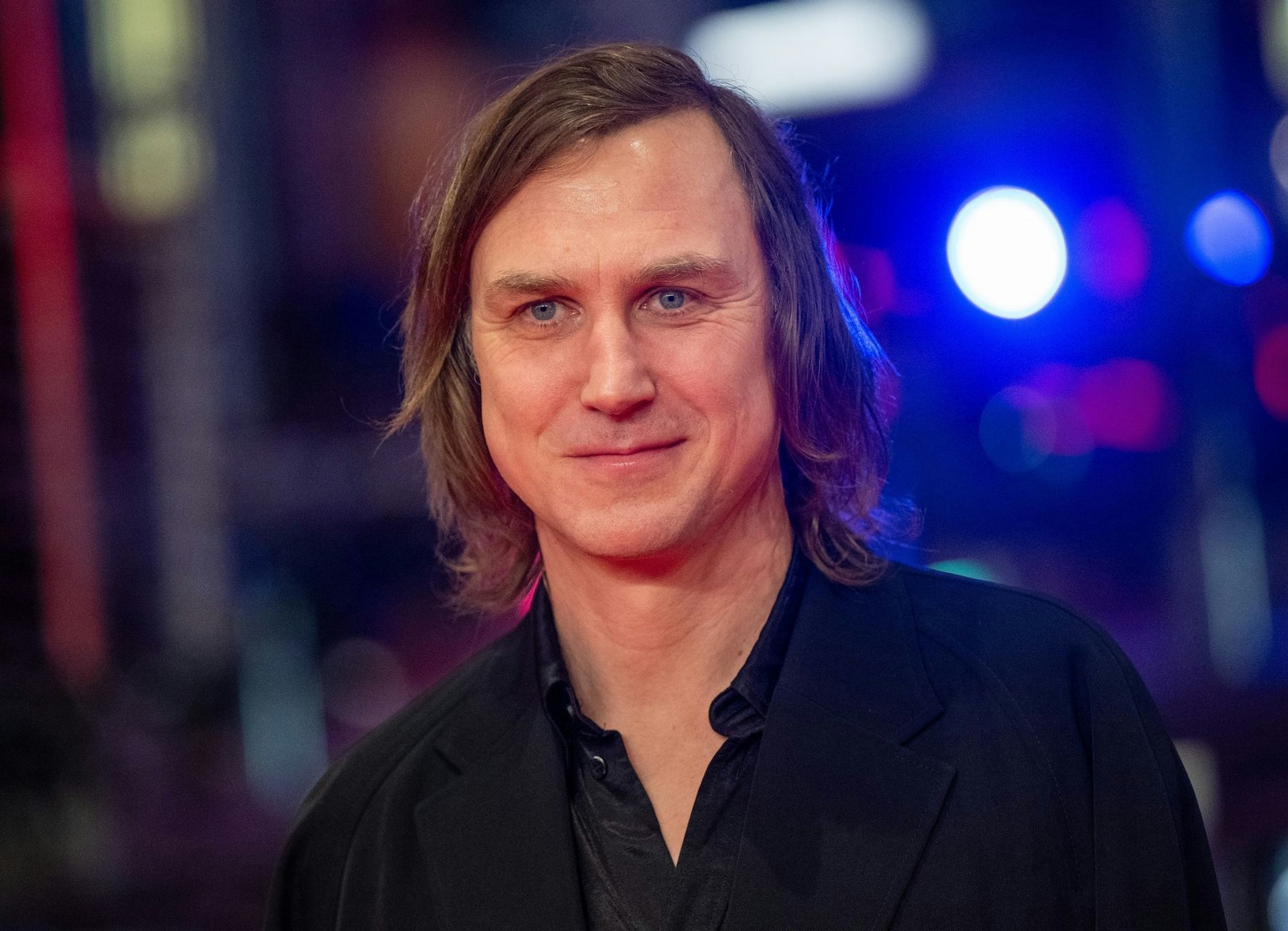 ARCHIV - Schauspieler Lars Eidinger hat eigenen Worten zufolge besonderes Lob von seinem großen Idol DJ Hell bekommen.  d