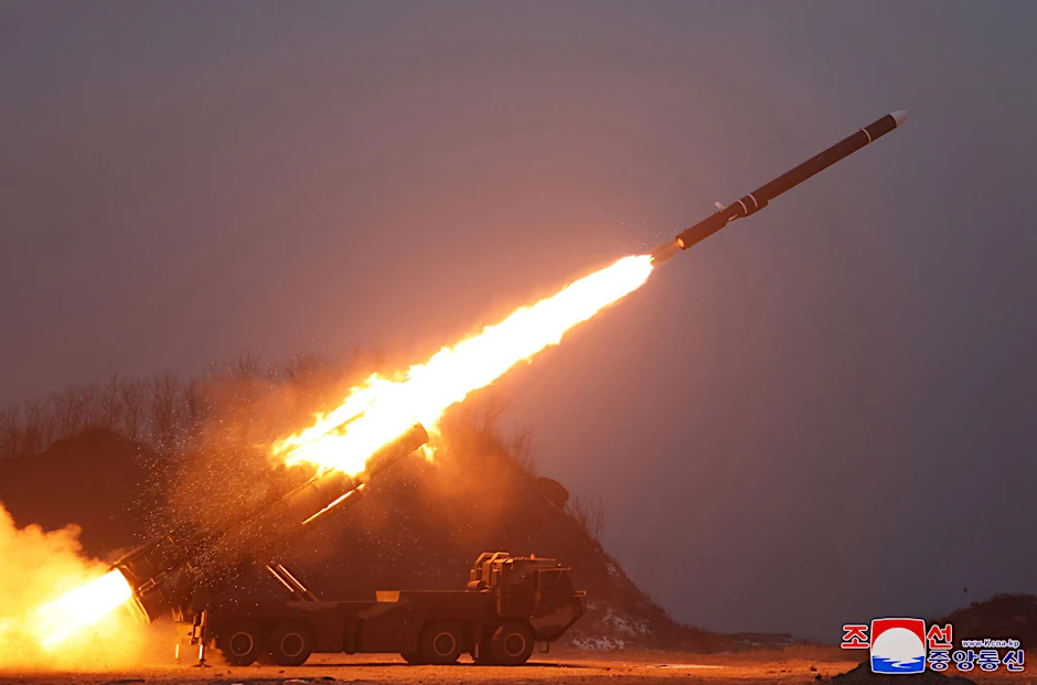 HANDOUT - Die von der staatlichen nordkoreanischen Nachrichtenagentur KCNA zur Verfügung gestellte Aufnahme zeigt den Test eines Marschflugkörpers im Januar.  