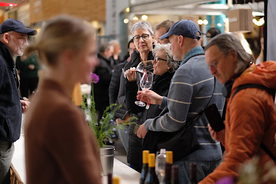Mehr als 20 Händler haben am Sonntag ihre Waren in der Markthalle Neun vorgestellt.