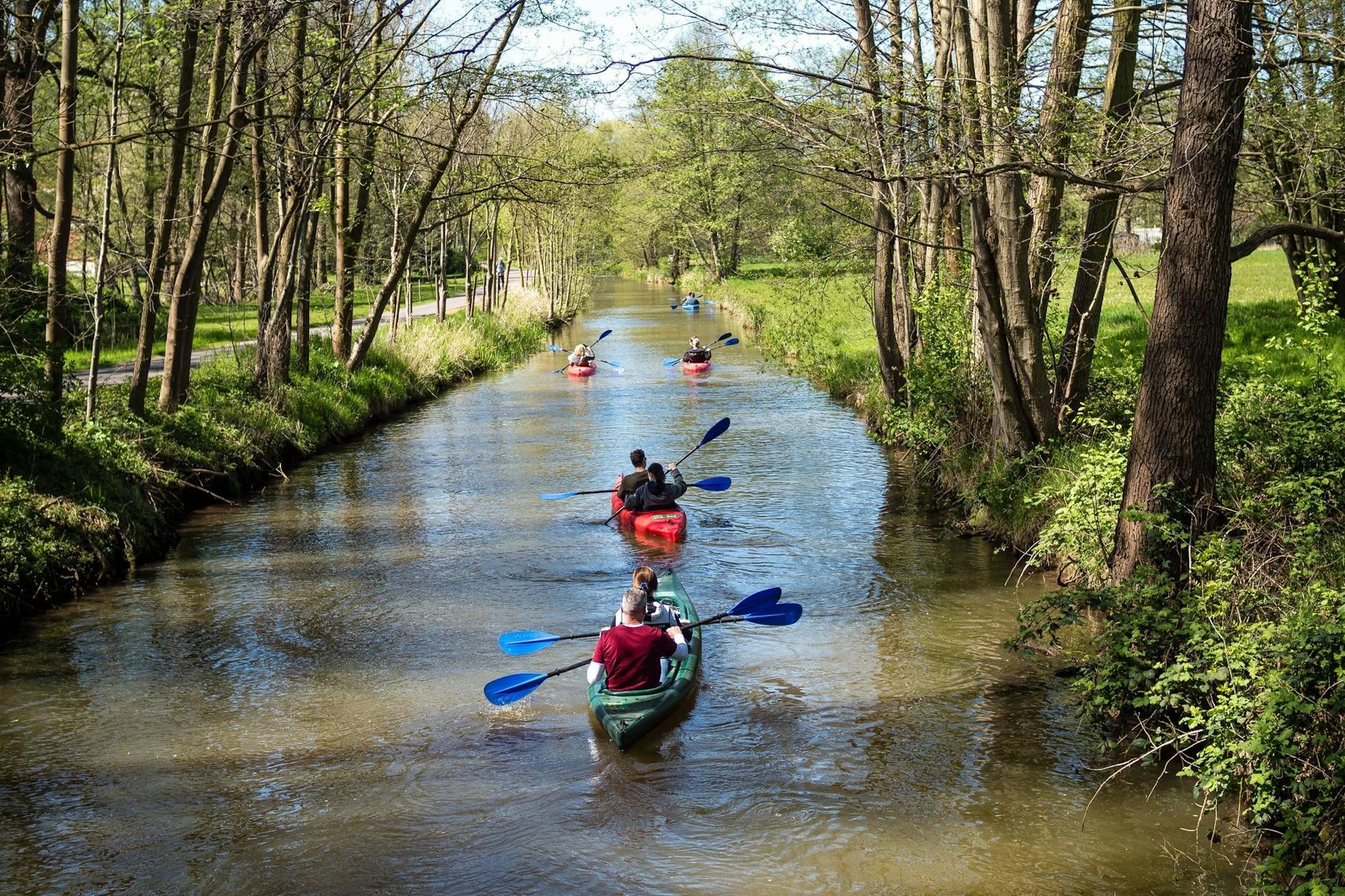 ARCHIV - Paddler sind bei sonnigem Ausflugswetter auf einem Fließ im Spreewaldort Burg unterwegs.