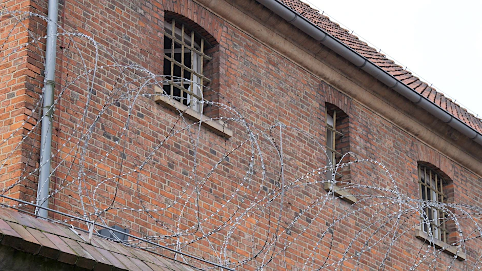 ARCHIV - Stacheldraht ist vor der Justizvollzugsanstalt Vechta zu sehen.  