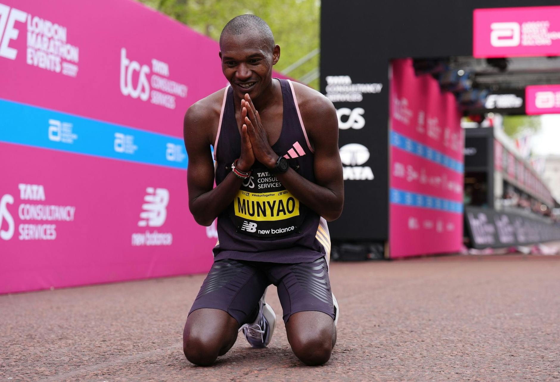 Ein Moment des Dankes, der Freude und der stillen Einkehr: Alexander Mutiso Munyao aus Kenia
hat den Marathon in London in einer Zeit von 2:04:01 gewonnen.