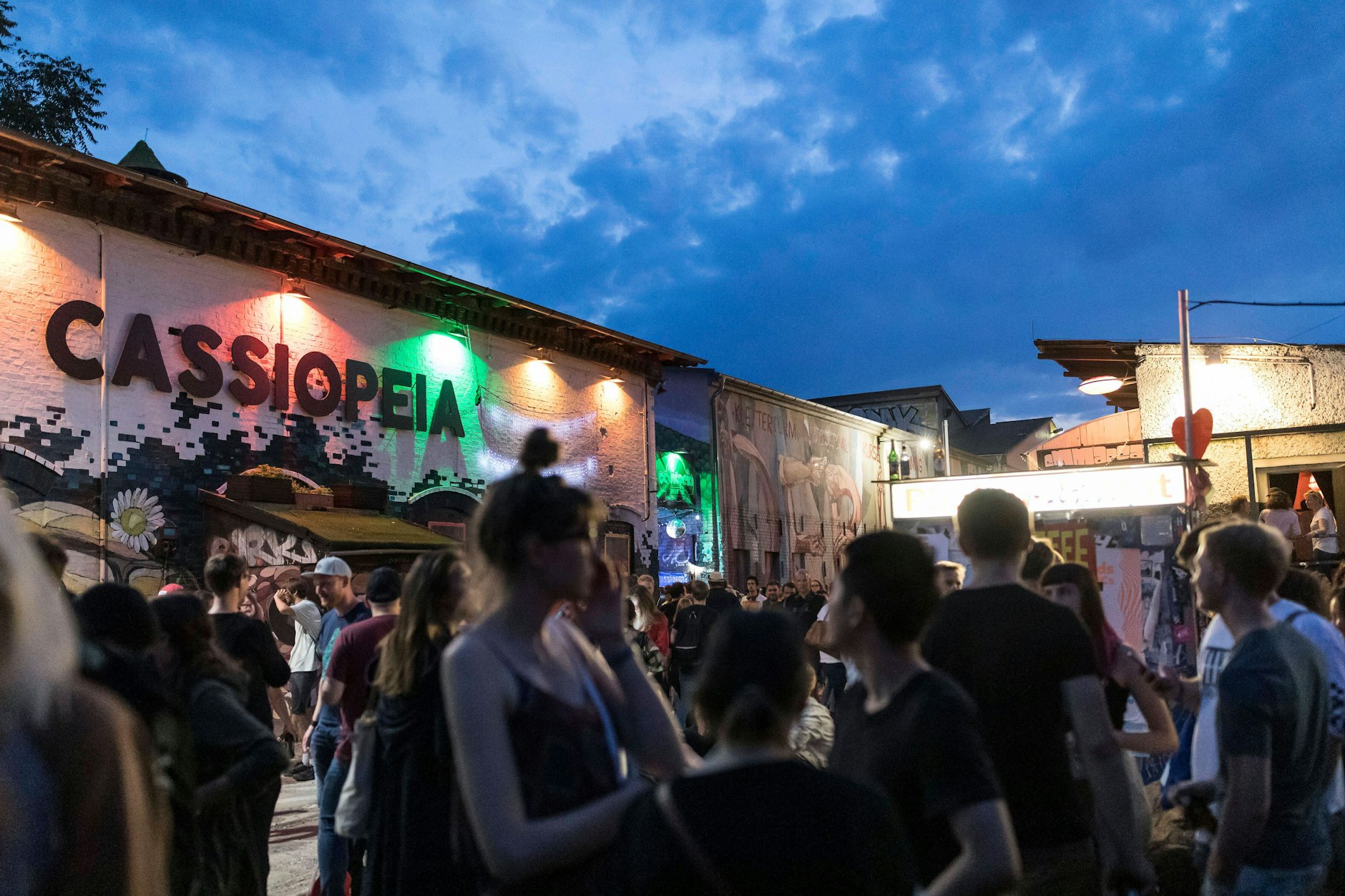 In Berliner Clubs wie dem Cassiopeia können Besucher in den Mai feiern.