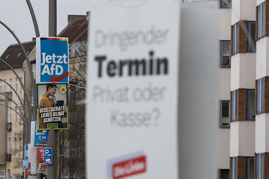 Wahlplakate hängen in Pankow an Laternenmasten.