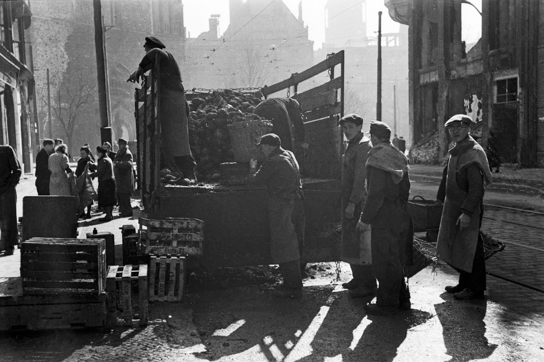 Eintreffen von Kohlrüben und Verteilung durch Mitglieder des FDGB in Berlin 1947