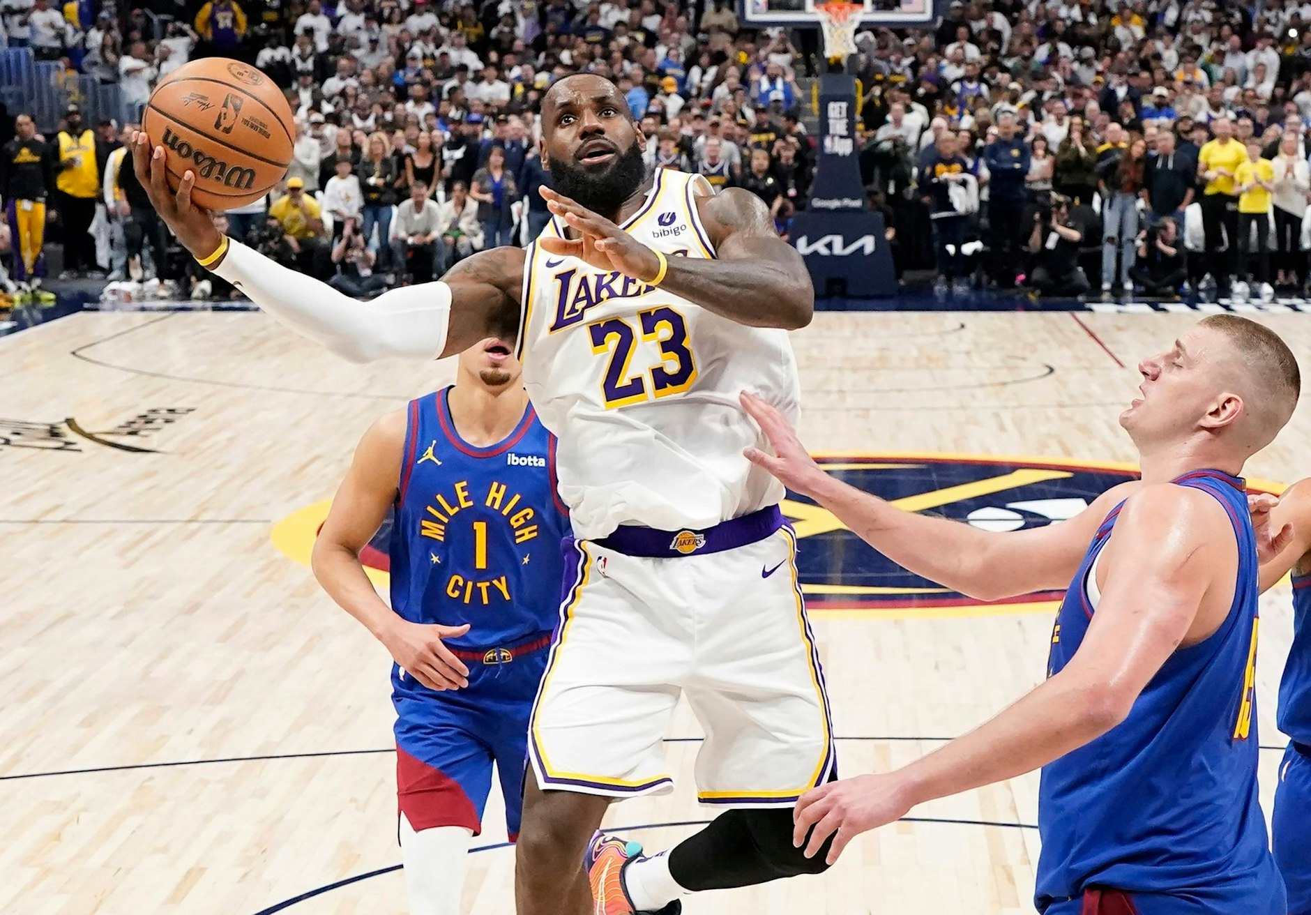 dpatopbilder - Basketball-Superstar LeBron James setzt zum Wurf an, am Ende aber hat es nicht gereicht. Die Los Angeles Lakers verlieren zum Playoff-Start gegen NBA-Titelverteidiger Denver.  