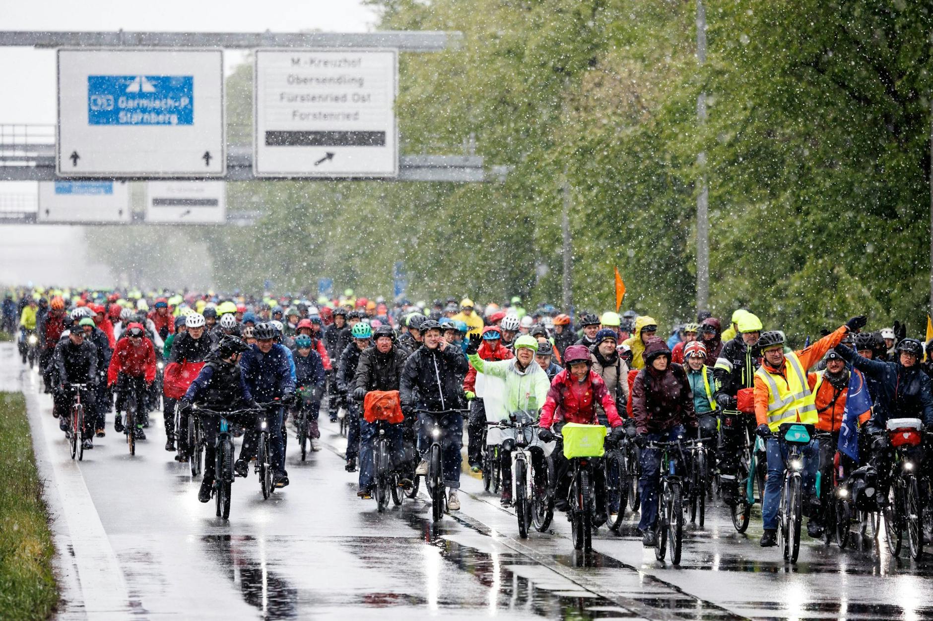 Der Kälteeinbruch in Bayern hält tausende Radfahrer nicht davon ab, mit ihrer Teilnahme an der Radsternfahrt in München das versprochene - jedoch noch nicht umgesetzte Vorhaben der Politik einzufordern, neue Radwege zu bauen.