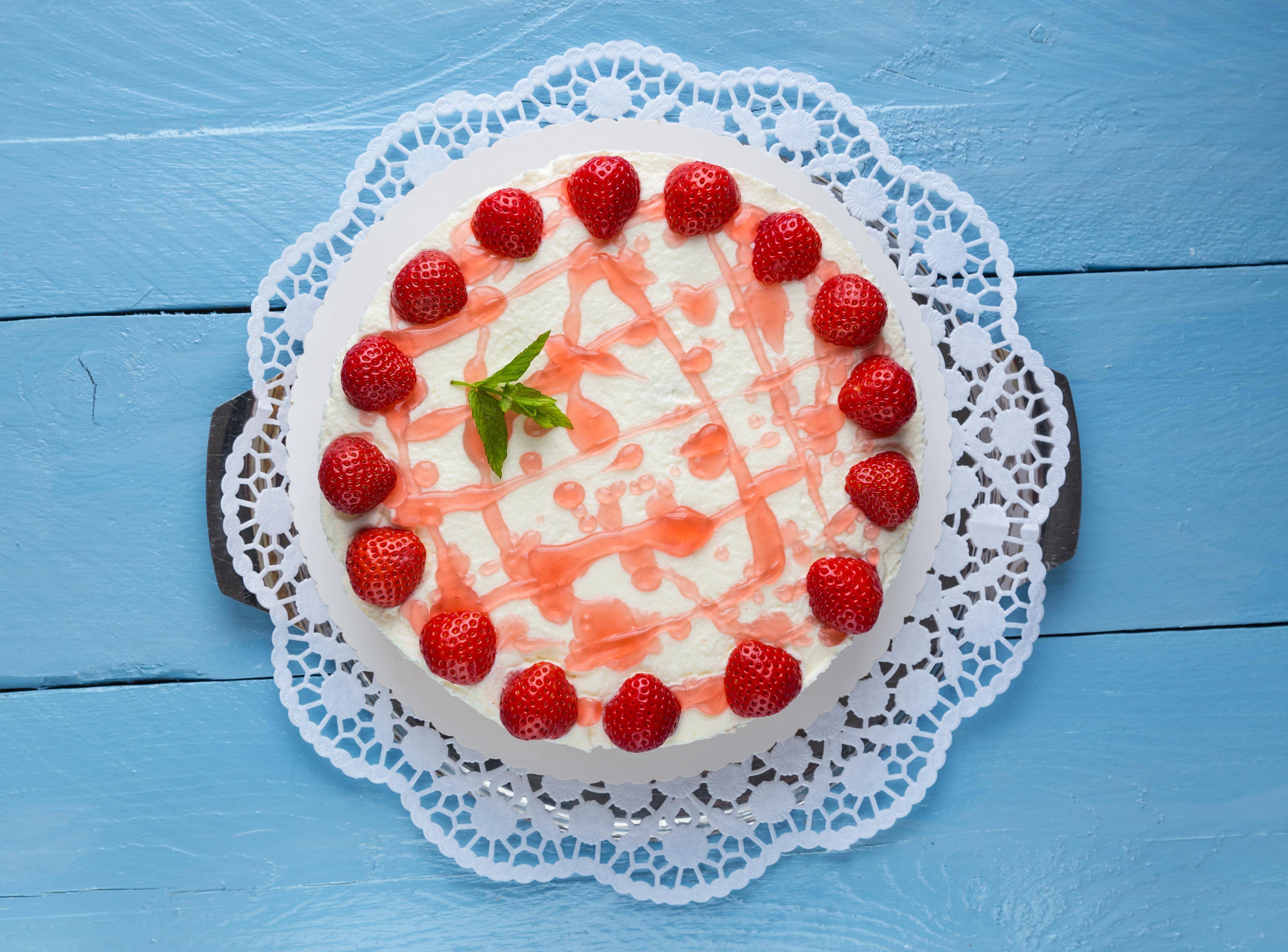 Leckeres Rezept für saftig-sahnigen Erdbeerkuchen ohne Backen