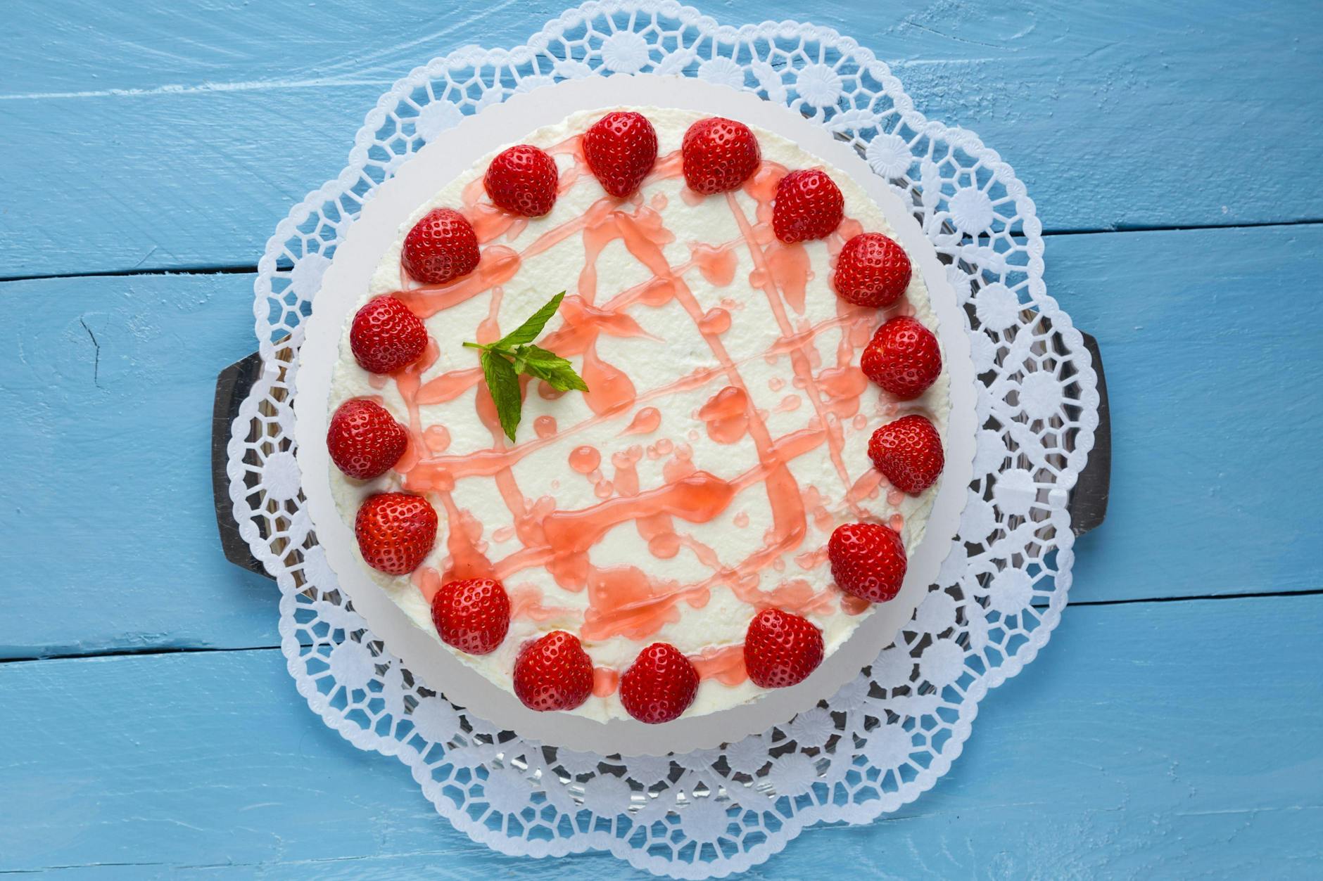 Wie großzügig Sie den Fruchtspiegel auf der Erdbeertorte verteilen, bleibt Ihnen überlassen. Hier war man doch ein wenig sparsam damit ...