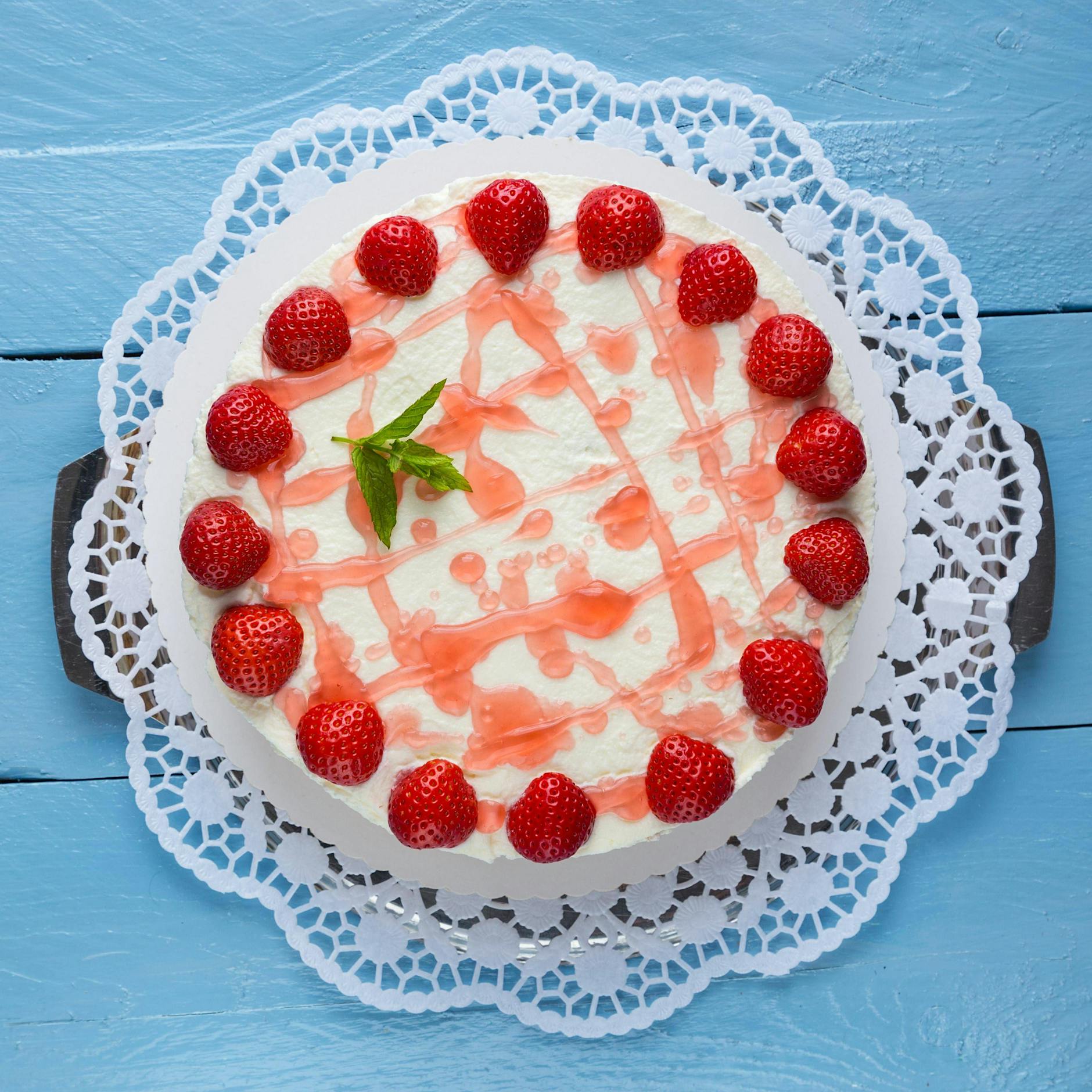 Leckeres Rezept für saftig-sahnigen Erdbeerkuchen ohne Backen