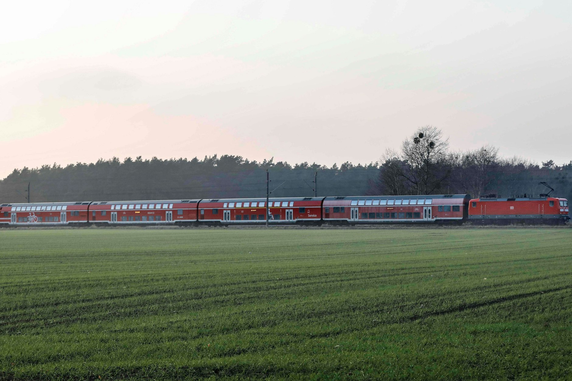 Zug des RE3 in Brandenburg: Die betrunkene Schwangere randalierte mit anderen Fußball-Rowdys am Bahnhof Teltow.