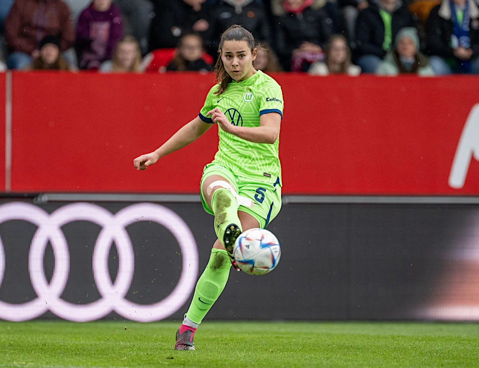 ARCHIV - Lena Oberdorf brachte den VfL Wolfsburg in Freiburg in Führung.  