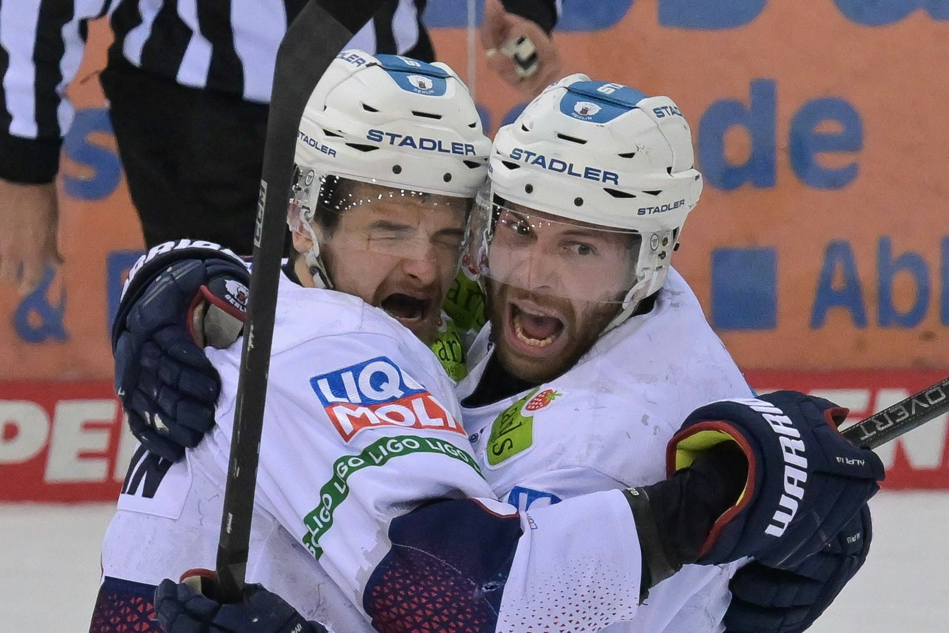 Kapitän Kai Wissmann (l.) drückt Yannick Veilleux nach dessen Siegtor ganz fest an sein Eisbären-Herz.