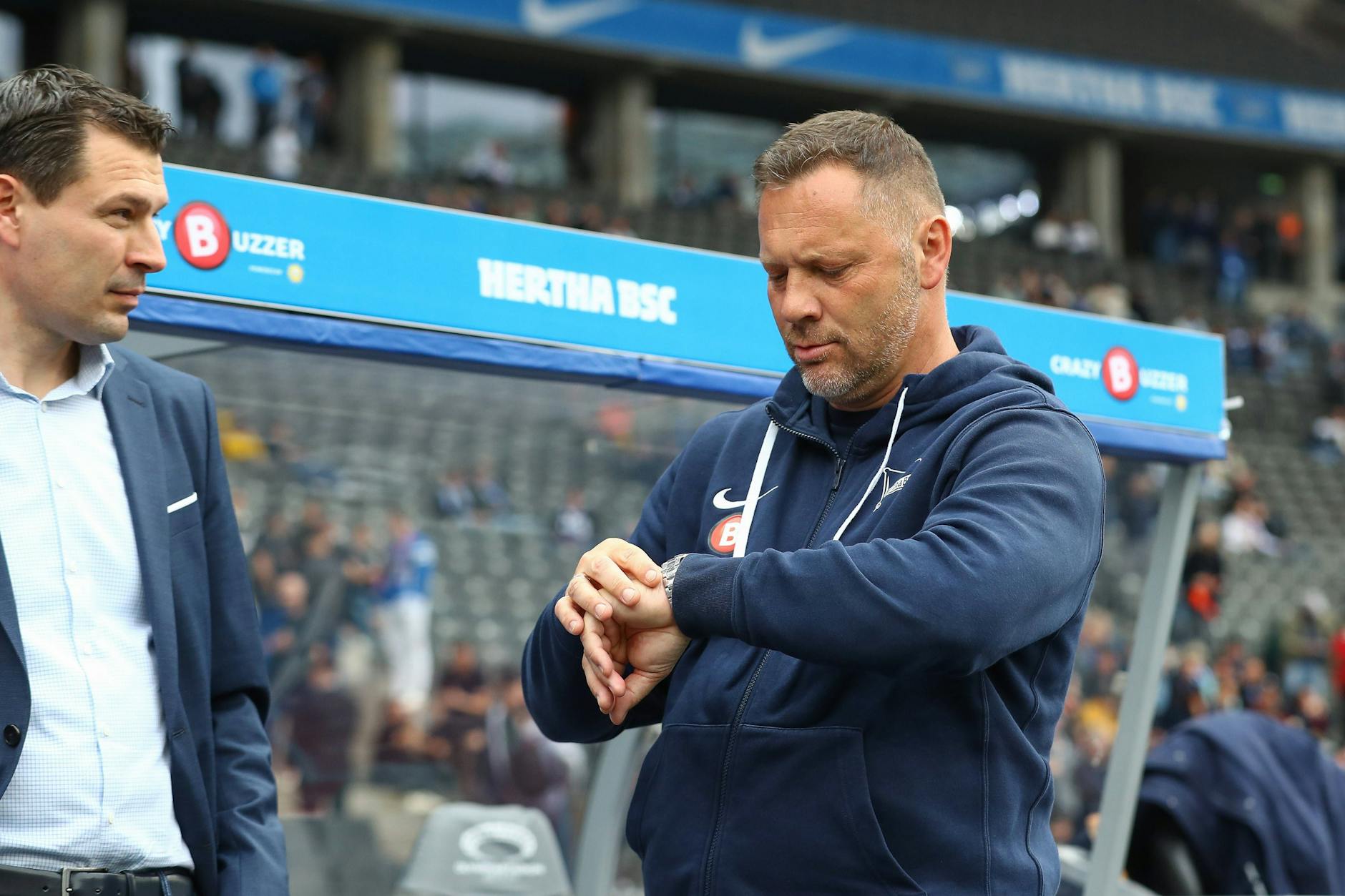 Macht er weiter oder läuft seine Zeit ab? Die Zukunft von Cheftrainer Pal Dardai (48) bei Hertha BSC wird bald geklärt sein. 