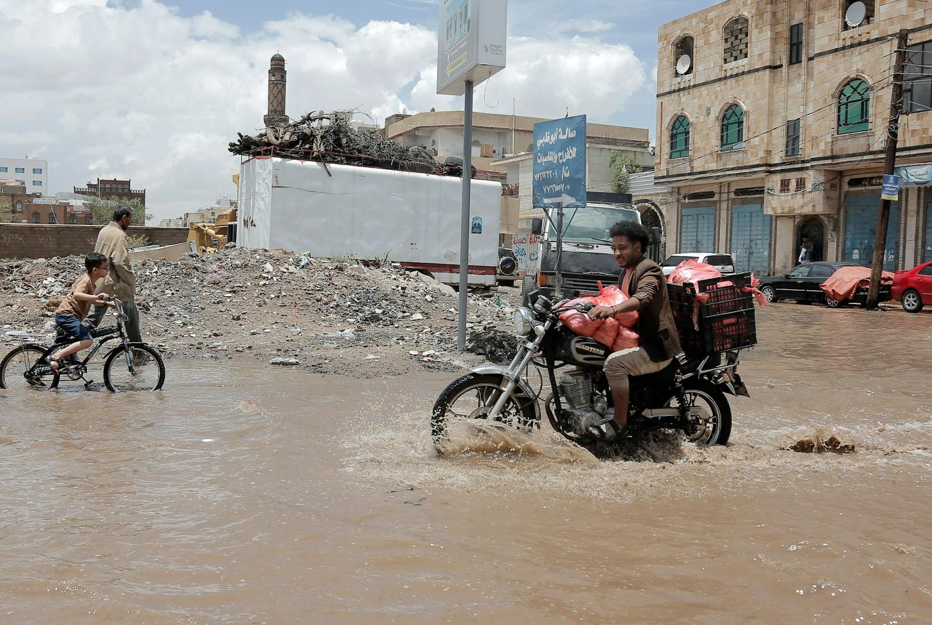 In Jemens Hauptstadt Sanaa sind nach heftigen Regenfällen die Straßen überschwemmt.