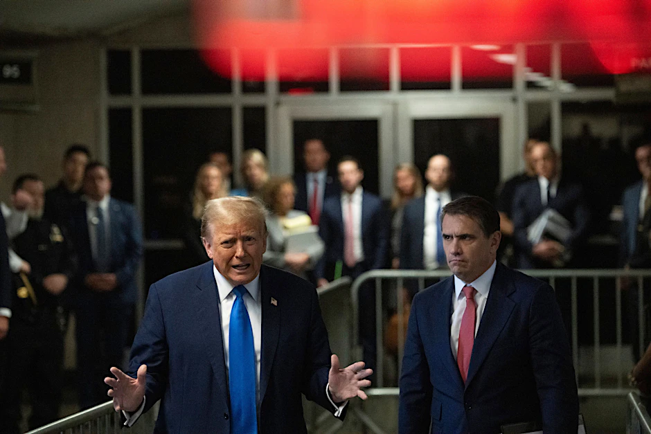 US-Präsident Trump neben seinem Anwalt im Gerichtsgebäude