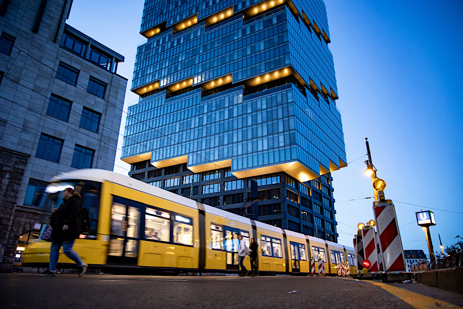 Eine echte Metropolenstrecke – und eine Erfolgsgeschichte: Die M10, hier am U-Bahnhof Warschauer Straße, führt inzwischen bis zur Turmstraße. Die nächste Verlängerung ist in Sicht.&nbsp;