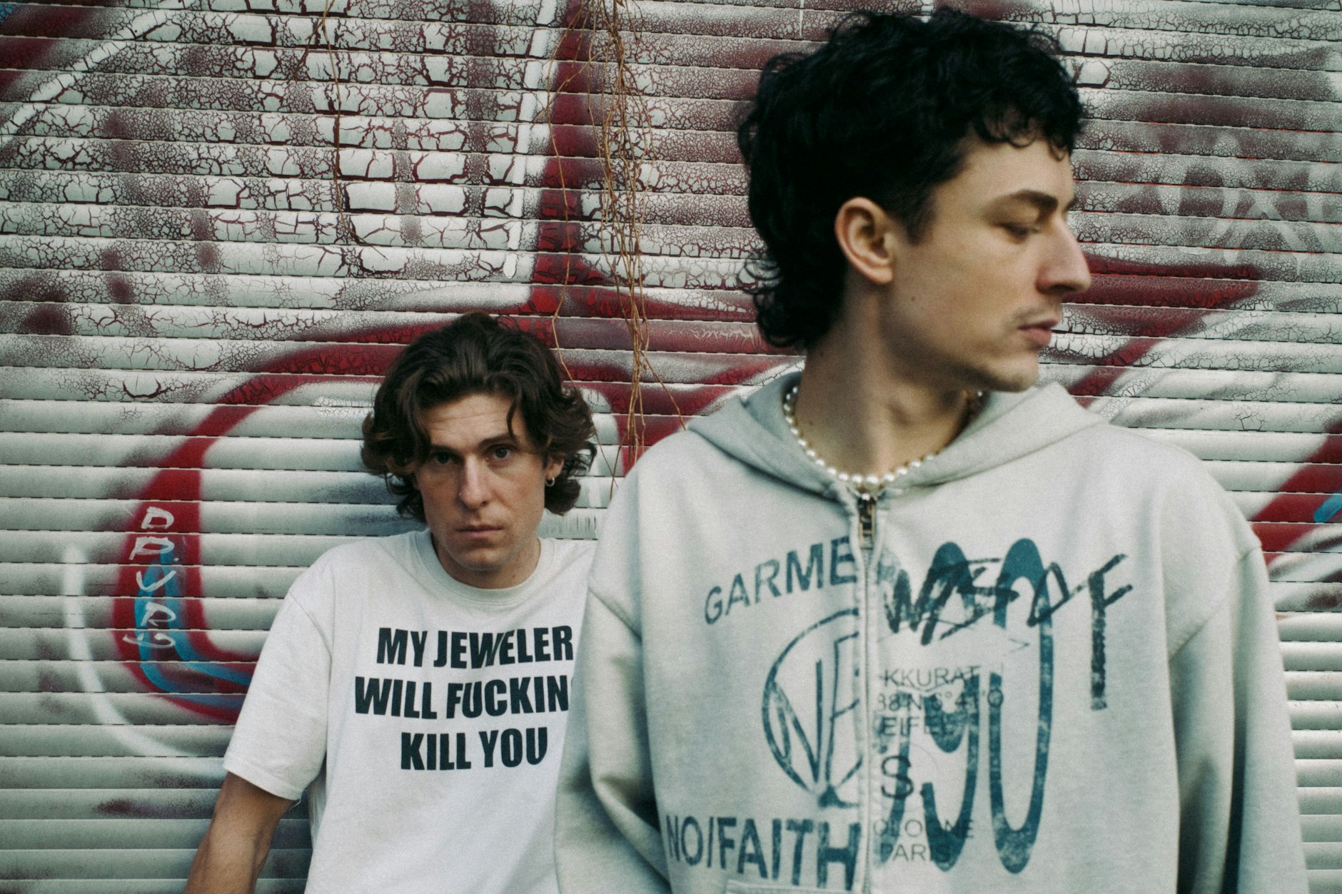 Sam James (l.) und Tom Blanc besingen die widerlichen Seiten von Berlin.