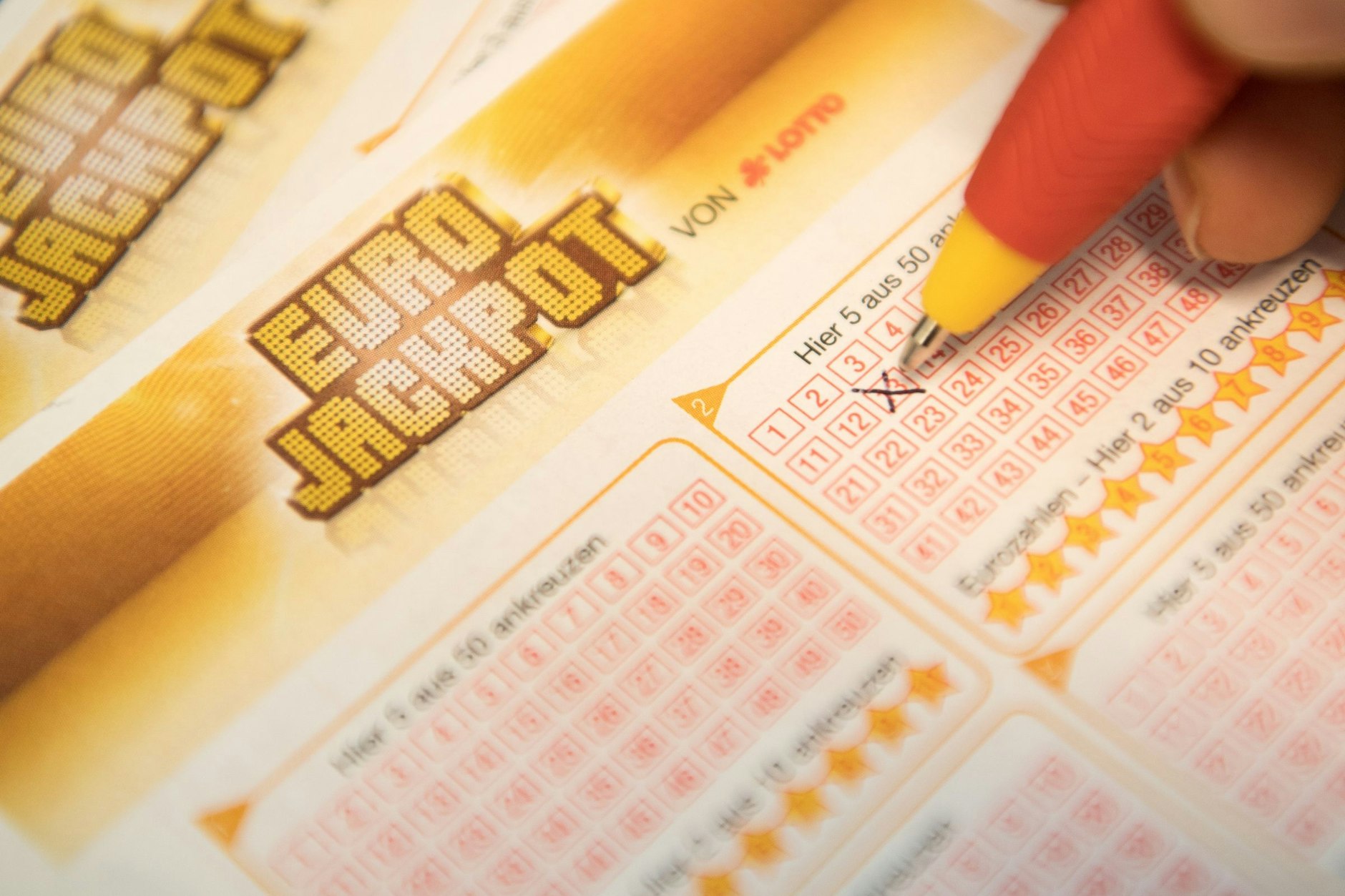 Fünf Zahlen zwischen 1 und 50 im oberen Feld und zwei Zahlen zwischen 1 und 12 im unteren Feld kreuzt man beim Eurojackpot an.