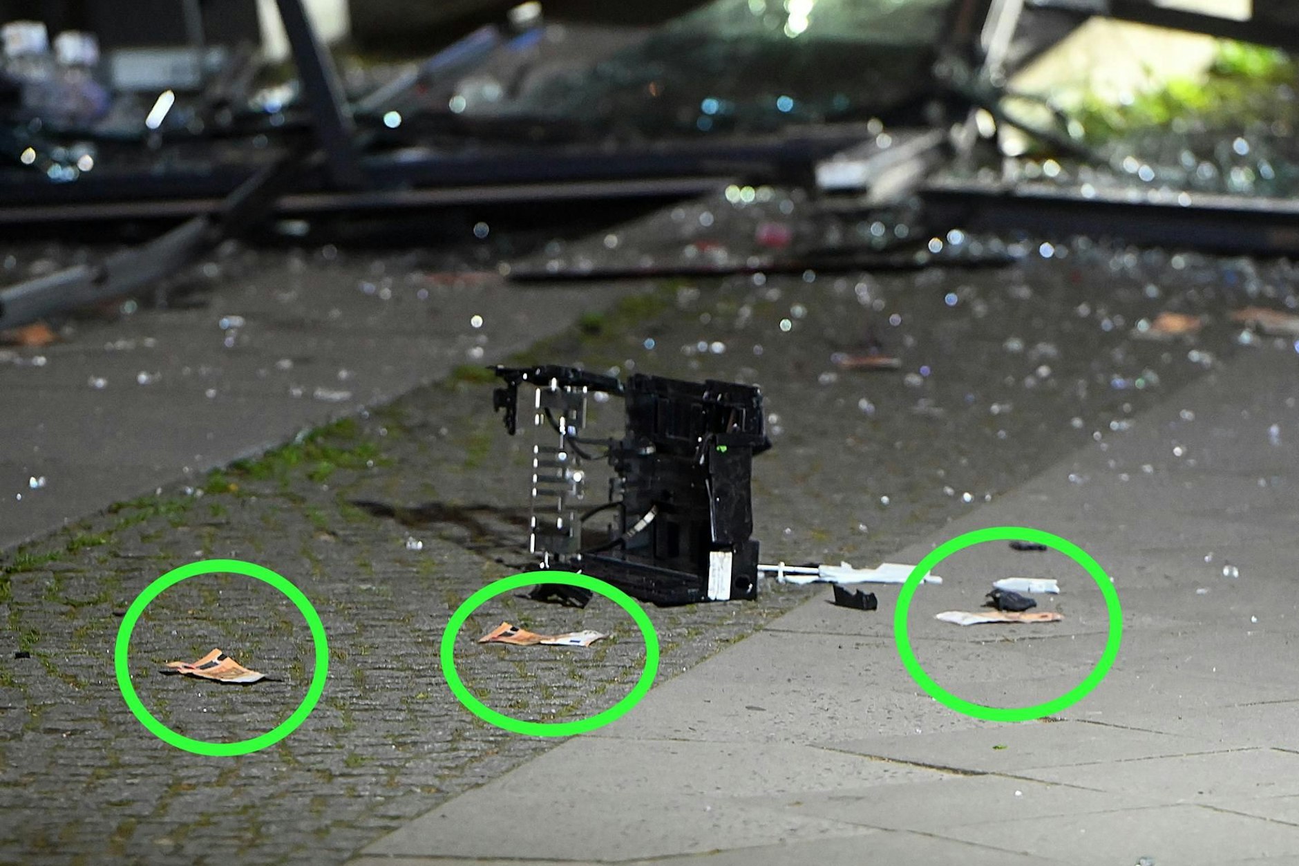 Das Geld liegt auf der Straße, nach dem in Zehlendorf ein Geldautomat gesprengt wurde.