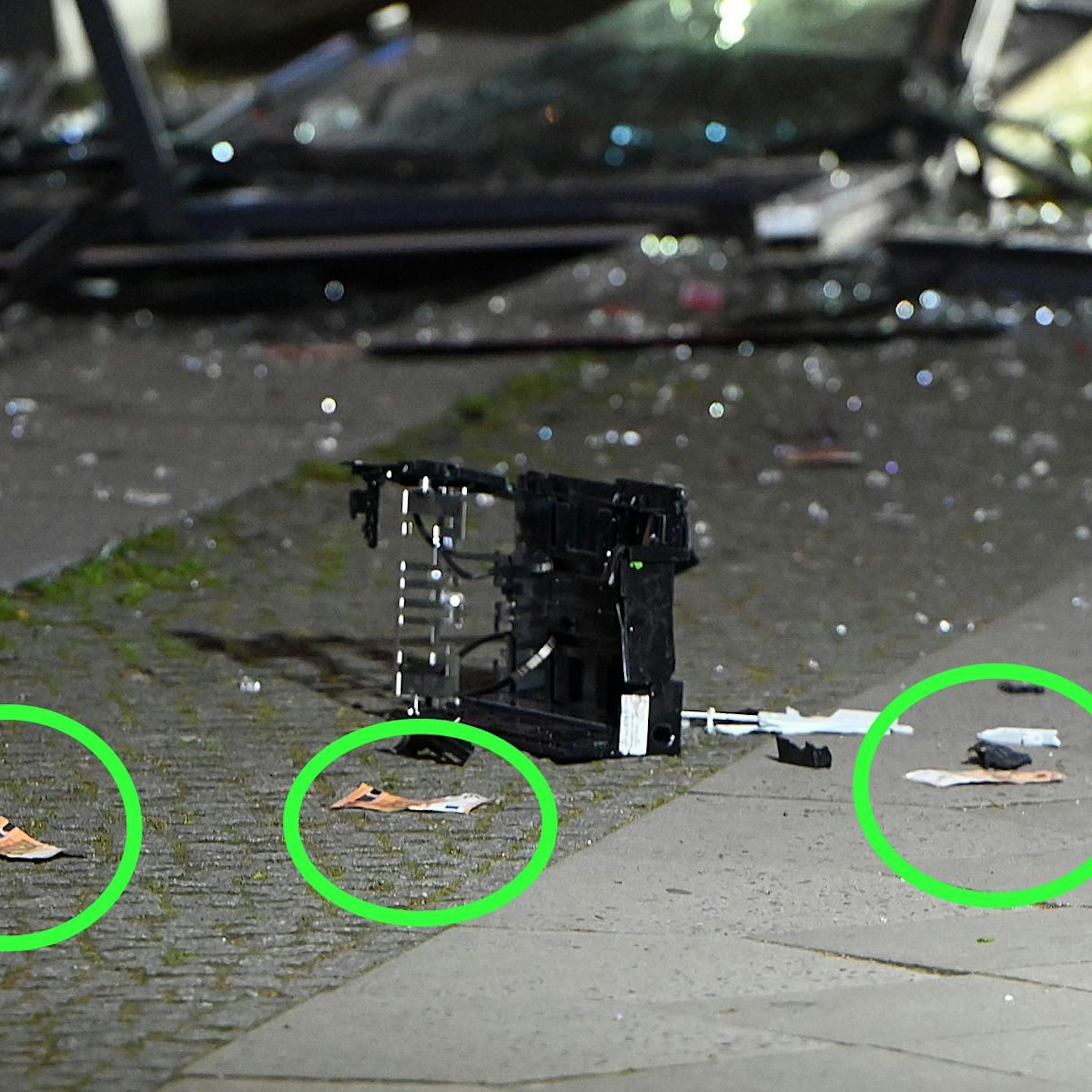 VIDEO: Geld liegt auf der Straße – Bankfiliale in Zehlendorf in die Luft gesprengt