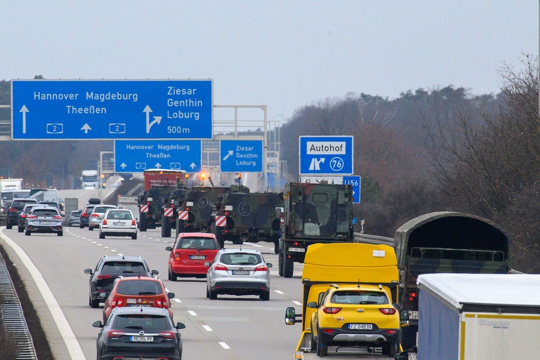 Fahrzeuge der Bundeswehr rollen im dichten Verkehr über die Autobahn 2. 