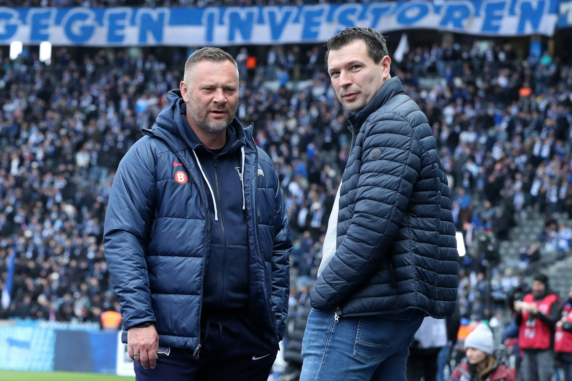 Sportdirektor Benjamin Weber (44, r.) plant die Zweitliga-Zukunft bei Hertha BSC. Ob Pal Dardai (48) weiter Cheftrainer bleibt, dürfte jetzt bald geklärt sein. 