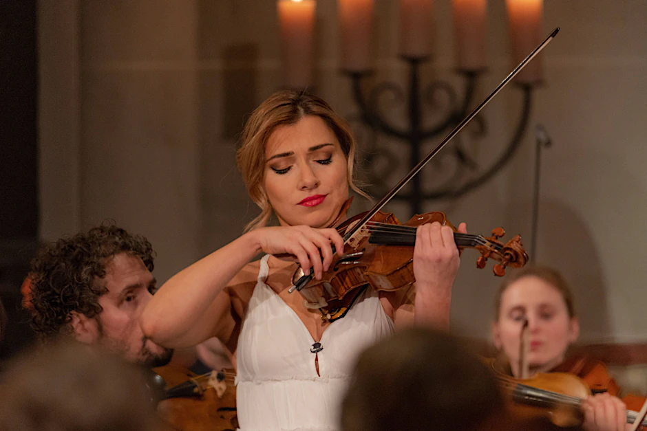 Die ukrainische Violinistin Diana Tishchenko ist bei der Operngala „Rebuild Ukraine“ im Konzerthaus Berlin aufgetreten.