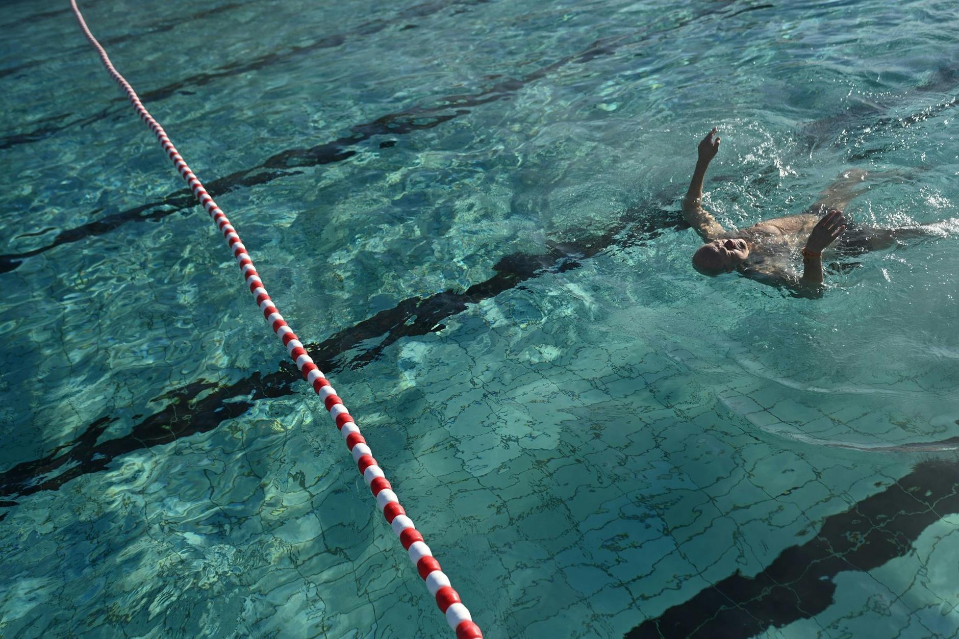 Während Teile Deutschlands mit dem Wintereinbruch zu kämpfen haben, kann man sich im «Friesenbad» in Weener (Niedersachsen) einfach treiben lassen. Die Wassertemperatur beträgt kontinuierlich 29 Grad.