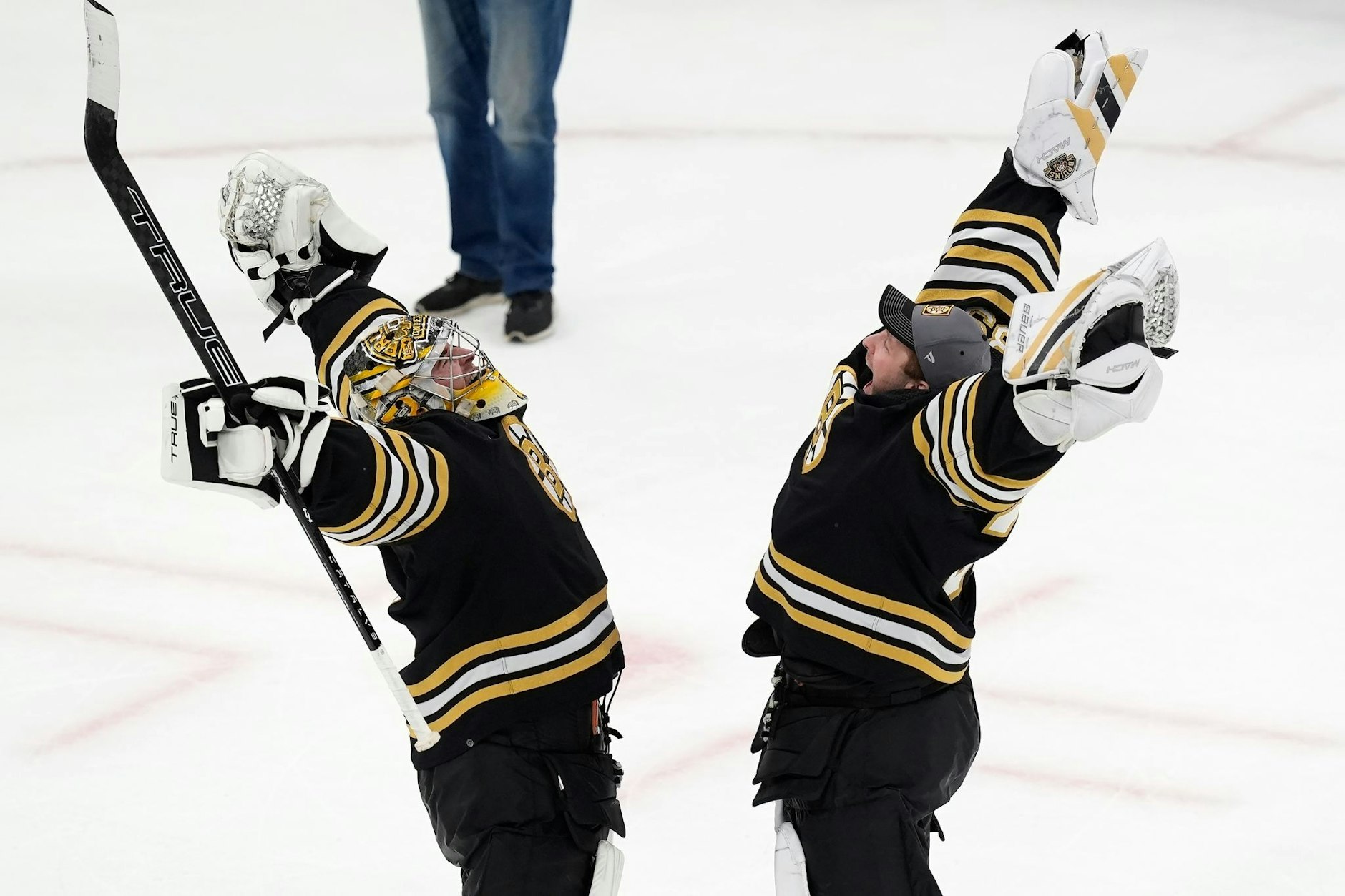 dpatopbilder - Unbändige Freude: Jeremy Swayman (l) und Linus Ullmark von den Boston Bruins feiern den Sieg ihres Teams über die Toronto Maple Leafs  