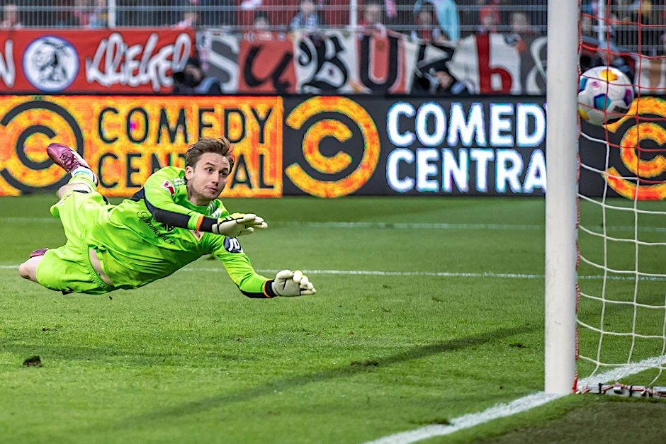 Berlins Torwart Frederik Rönnow kommt nicht mehr an den Ball und Bayern erzielt das 5:0.  