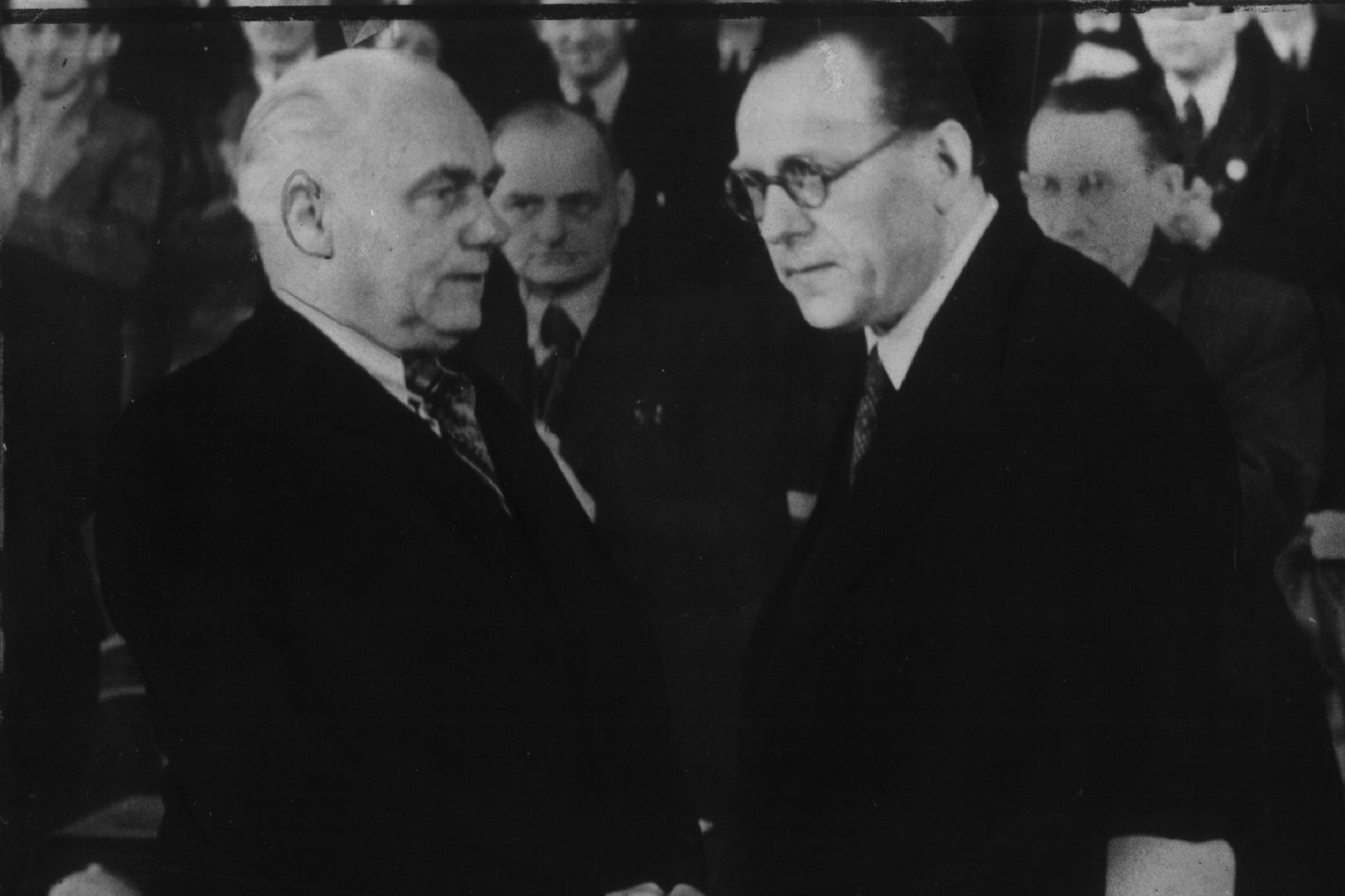 Händedruck zwischen dem KPD-Vorsitzenden Wilhelm Pieck (l.) und dem SPD-Vorsitzenden Otto Grotewohl (r.) auf dem sogenannten Vereinigungsparteitag zur SED am 21. April 1946 im Berliner Admiralspalast.