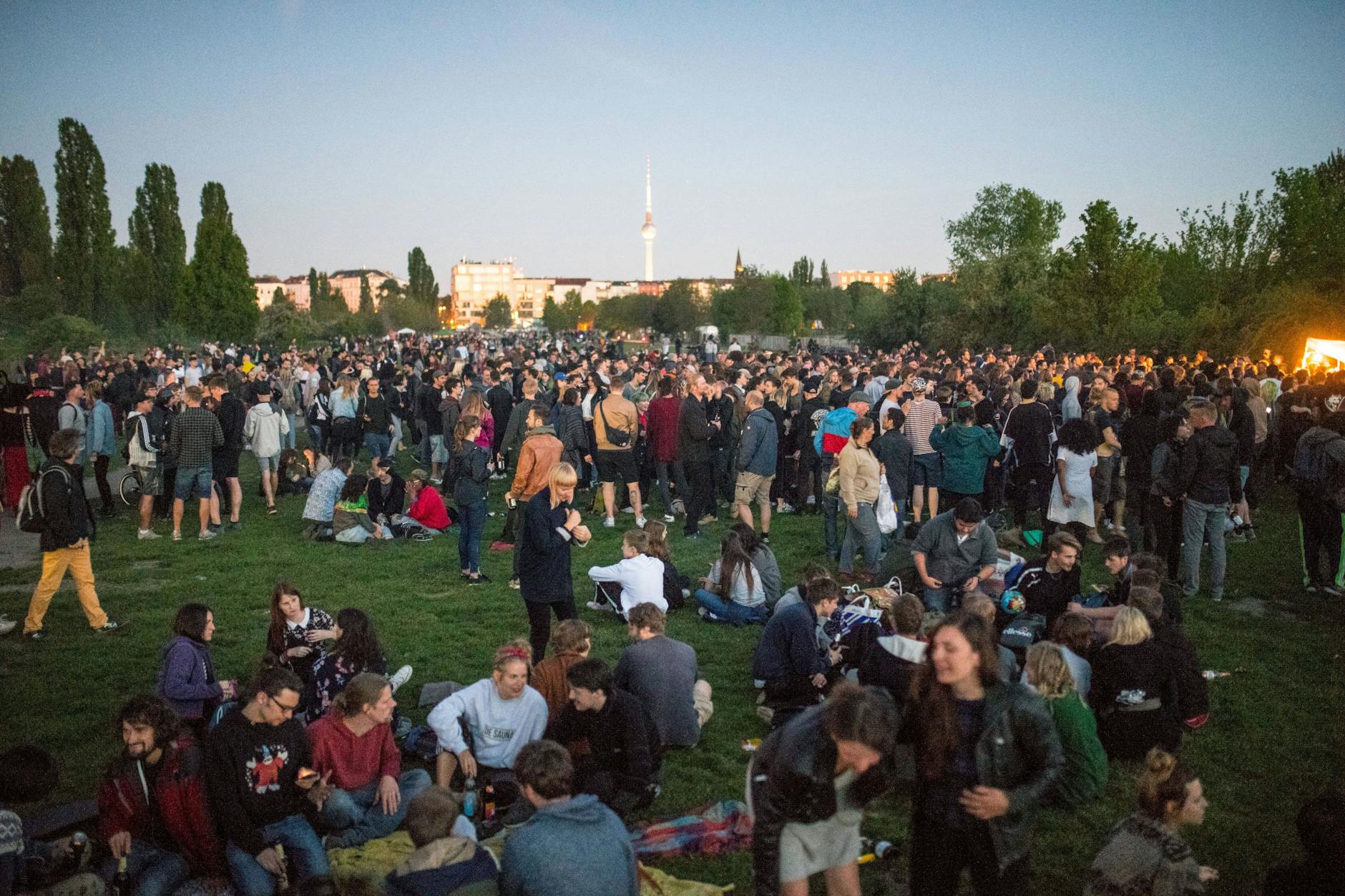 An Walpurgisnacht feiern die Berliner in den Mai, wie hier im Mauerpark.