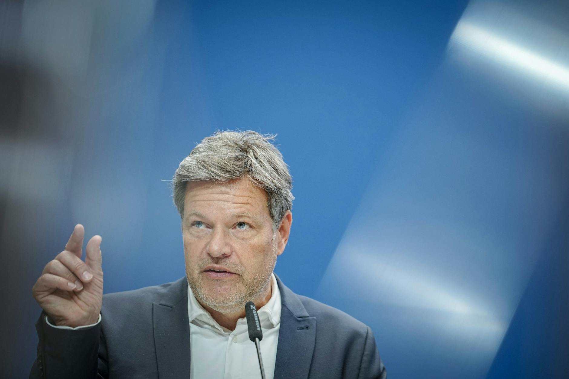 Bundeswirtschaftsminister Robert Habeck (Grüne) wird am Mittwoch voraussichtlich die Wirtschaftsprognose für Deutschland auf 0,3 Prozent erhöhen.