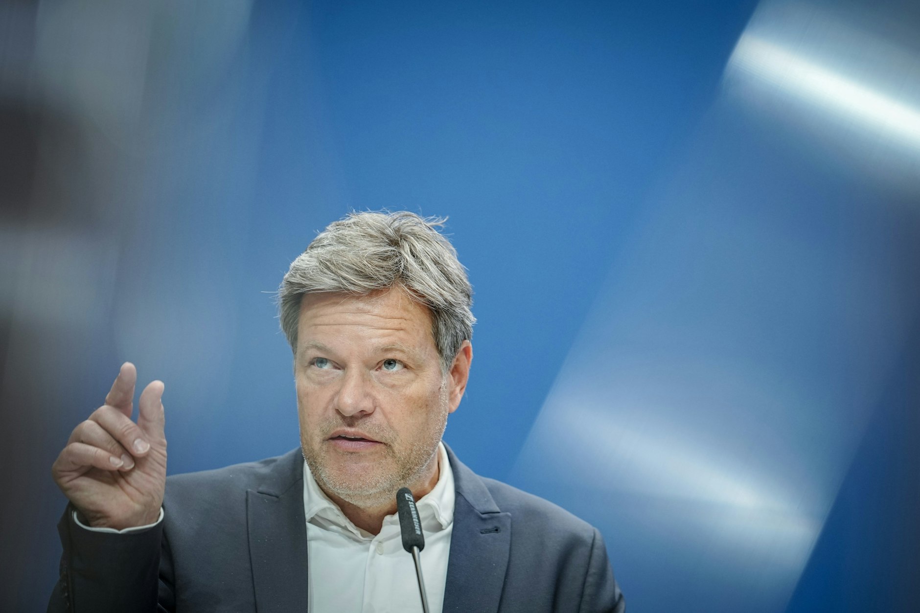 Bundeswirtschaftsminister Robert Habeck (Grüne) wird am Mittwoch voraussichtlich die Wirtschaftsprognose für Deutschland auf 0,3 Prozent erhöhen.