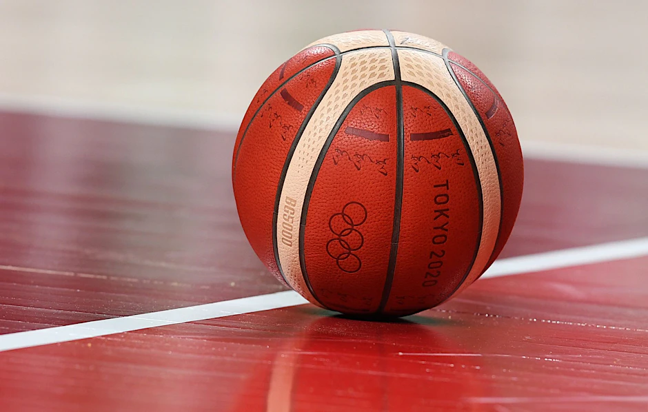ARCHIV - Ein Basketball liegt auf dem Spielfeld.  