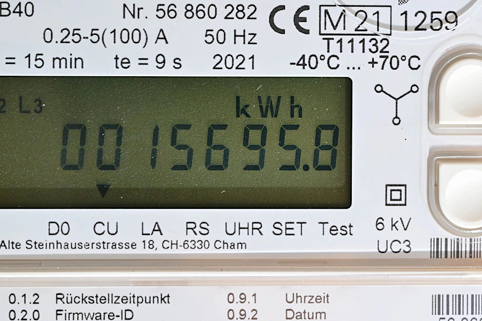 ARCHIV - EU-weit hat sich der Strom durchschnittlich um gut ein Viertel verteuert.  