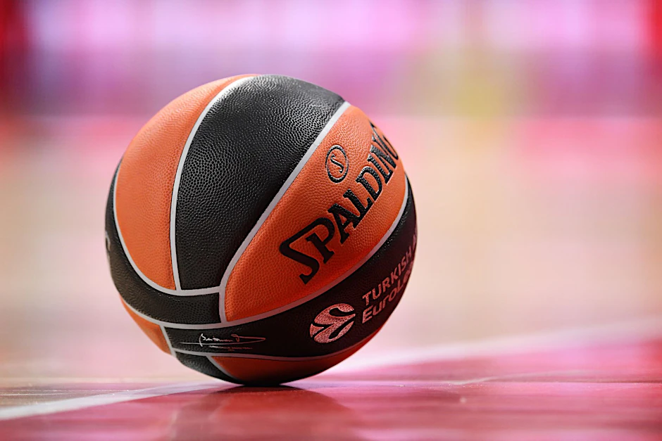ARCHIV - Ein Basketball liegt auf dem Spielfeld.  