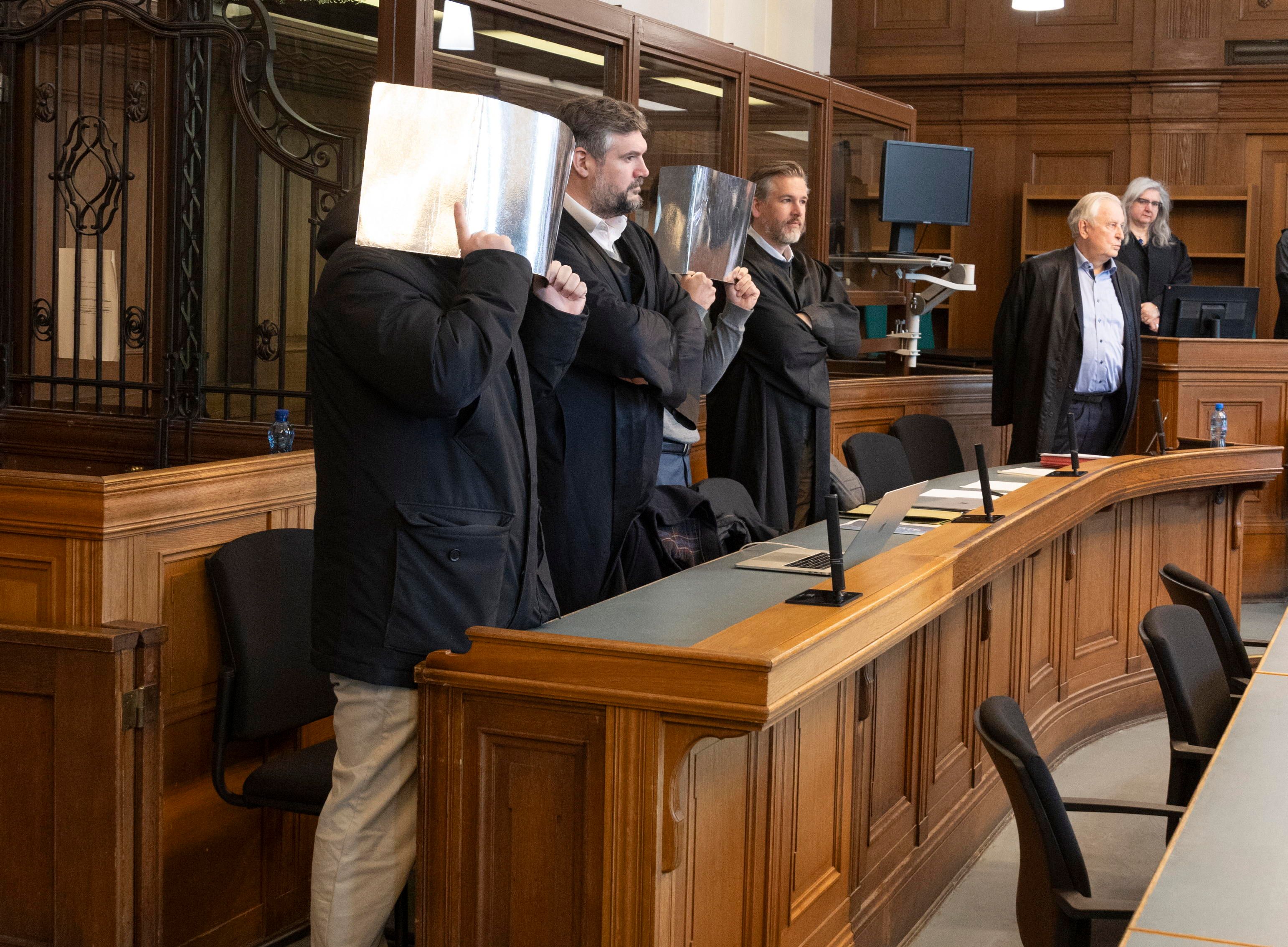 Schändeten diese Männer eine wehrlose Nackt-Malerin?