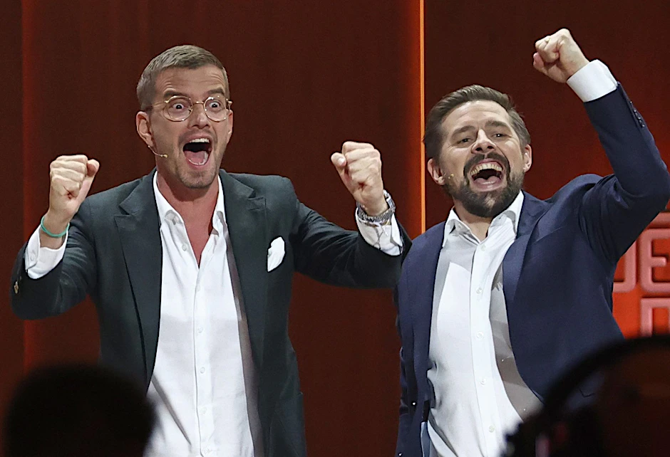 ARCHIV - Joko Winterscheidt (l) und Klaas Heufer-Umlauf jubeln.  